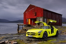  Mercedes-Benz SLS    